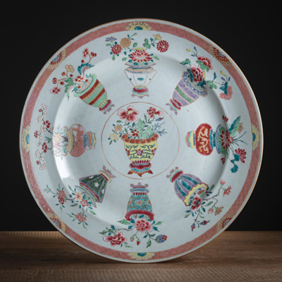 <b>Große Imari-Platte mit Blumen- und Vogeldekor in Blau, Eisenro und Gold</b>