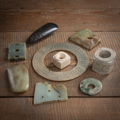 <b>Konvolut neun archaische Jade- und Steinobjekte, u.a. Cong, Huan</b>