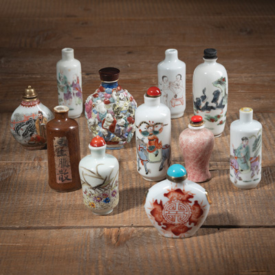<b>Gruppe von elf Snuffbottles aus Porzellan mit Figuren- und Tierdekor</b>