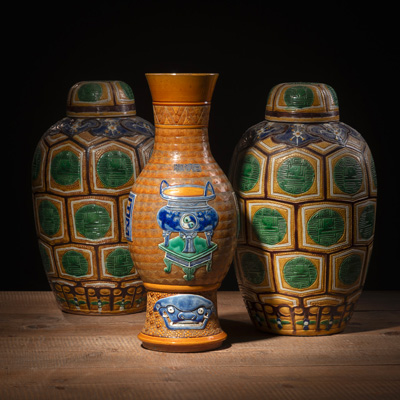 <b>Paar polychrom glasierte Biskuit-Deckelvasen dekoriert mit 'shou'-Zeichen-Kartuschen und eine Vase mit Weihrauchbrenner- und 'fu'-Zeichen-Dekor in Fahua-Stil</b>