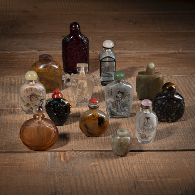 <b>Gruppe von 13 Snuffbottles aus Glas, teilweise innen bemalt, Jade und Stein</b>