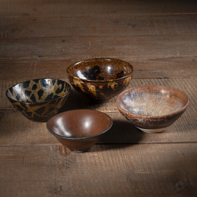 <b>Vier Keramik-Teeschalen mit brauner Glasur</b>