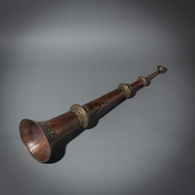 <b>Ritual-Trompete, Dung chen, aus Kupferblech und Messing mit ornamentalen Beschlägen und Mundstück, bestehend aus drei teloeskopartig ausziehbaren Abschnitten</b>
