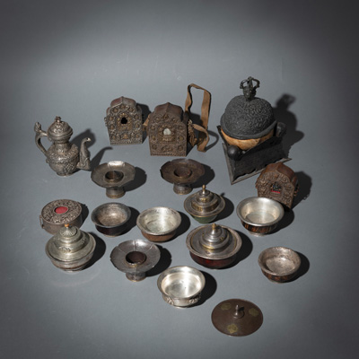 <b>Konvolut Ritualobjekte u.a.: Vier Reiseschreine (ga'u), Teekanne, Schädelschale (kapala) mit Deckel und Sockel, sieben Teeschalen, Sieben Buttertee-Deckel und -untersetzer</b>