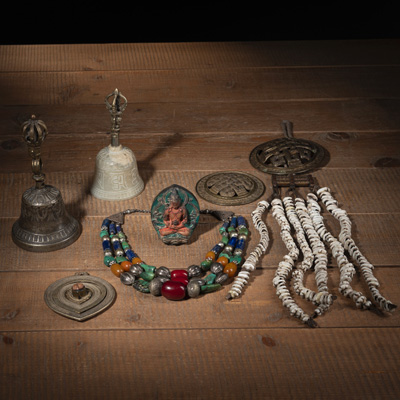 <b>Zwei Glocken (Ghanta), vier Schmuckteile und ein Relief mit Amitayus</b>