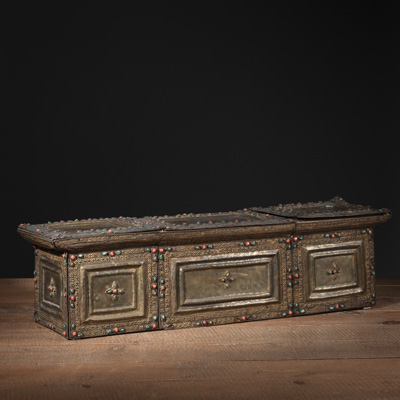 <b>Altartisch aus Holz ummantelt mit Kupferblech mit Steinbesatz</b>