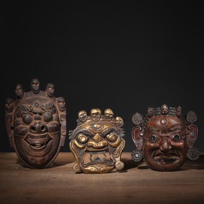 <b>Zwei Mahakala-Masken aus Holz, farbig gefasst, für Cham-Tanz und eine Mahakala-Maske auf getriebenem Kupfer</b>