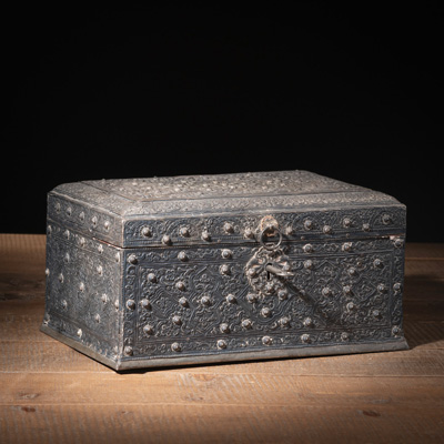 <b>Deckelkasten aus Holz mit Ummandlung aus Repoussé-Silber mit Blütenrankendekor</b>