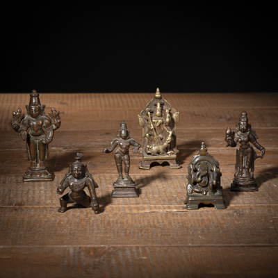 <b>Sechs kleine Bronzefiguren, u.a. Krishna, Parvati, Ganesha</b>