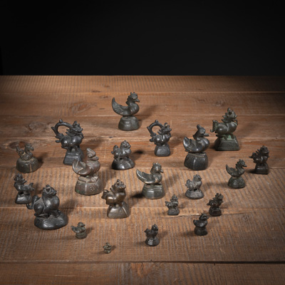 <b>Konvolut Opiumgewichte in Form von mytischen Tieren, u.a. Hintha, Hantha, Toe</b>