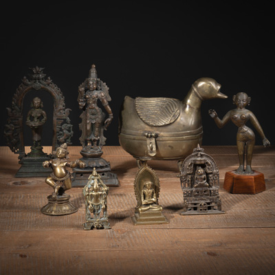 <b>Konvolut neun Bronzen, u.a. Figuren, Jain-Altar, entenförmiger Deckelgefäß</b>
