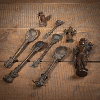 <b>Konvolut fünf Löffel und drei Bronzefiguren</b>