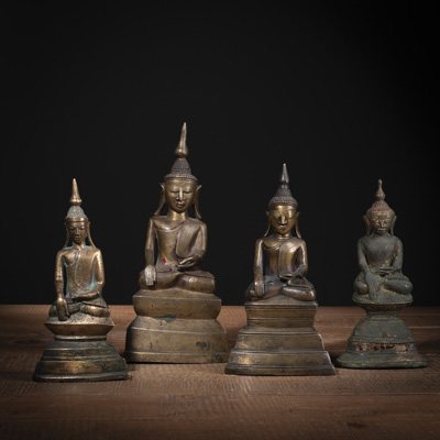 <b>Vier sitzende Bronzefiguren des Buddhas</b>
