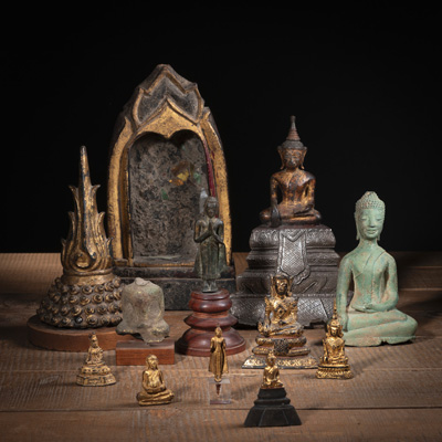 <b>Konvolut zehn Bronzefiguren des Buddhas, eine vergoldete Bronze-Flammenspitze und ein Holz-Schreinnische</b>