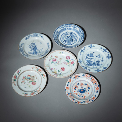 <b>A GROUP OF SIX BLUE AND WHITE AND 'FAMILLE ROSE' DISHES</b>