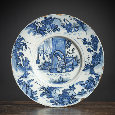 <b>A BLUE AND WHITE CHINESE STYLE FIGURAL CERAMIC DISH</b>