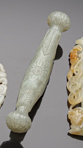 <b>Feiner Griff aus hellgrüner Jade im Moghul-Stil</b> <b>Feiner Griff aus hellgrüner Jade im Moghul-Stil</b>