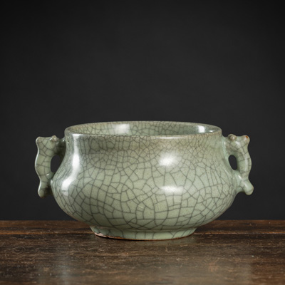 <b>Weihrauchbrenner aus Keramik mit seitlichen Handhaben und Glasur im 'Guan'-Stil</b>