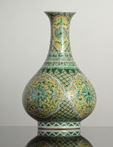 <b>Kleine Flaschenvase aus Porzellan mit 'Famille jaune'-Dekor</b>