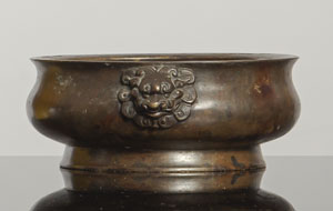<b>Weihrauchbrenner aus  Bronze mit zwei seitlichen Handhaben in Form von Löwenköpfen</b>