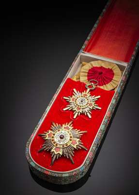 <b>Satz von Orden des 'Kostbaren Brillanten Goldenen Getreides' (Jiahe) der ersten Klasse, mit zugehörigen Schärpe und Kasten</b>