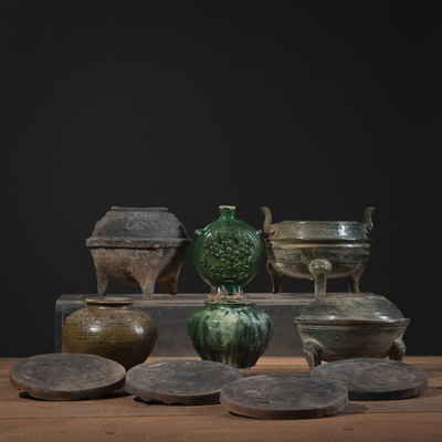 <b>Vier grün glasierte Keramikgefäße und eine Vase, ein Vorratsgefäß mit Pferderelief und vier Dachziegel mit Drachenrelief</b>