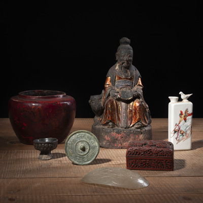 <b>Konvolut Kunstgewerbe, u. a. lackvergoldete Holzfigur eines Würdenträgers, Lackvase, Bronzespiegel,Rotlack-Deckeldose und Jade-Plakette</b>