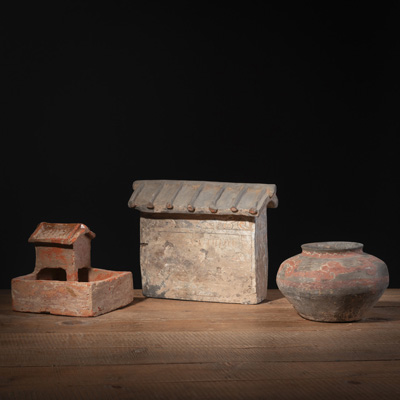 <b>Zwei Keramikmodelle von Gebäuden und ein polychrom bemaltes Vorratsgefäß</b>