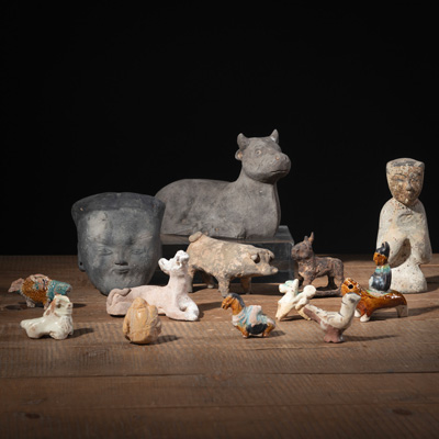 <b>Gruppe von Keramikfiguren, u. a. ein Kopf, Schwein, Stier, diverse andere Tiere</b>