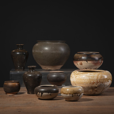 <b>Sieben Vorratsgefäße aus Keramik, u. a. 'Changsha'-Ware und ein Paar braun glasierte Schultervasen 'Meiping'</b>