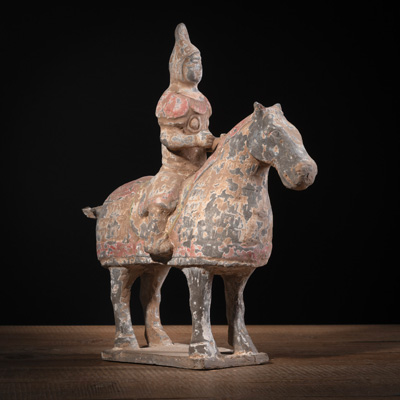 <b>Keramikfigur eines berittenen Pferdes mit Resten von Bemalung</b>