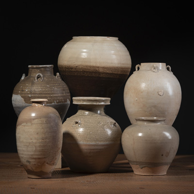 <b>Sechs Vasen und Vorratsgefäße mit cremefarbener und brauner Glasur, u. a. 'Changsha'-Ware</b>