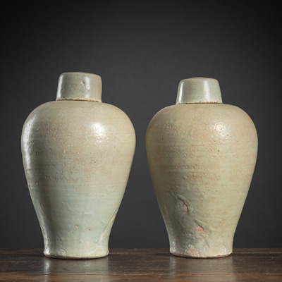 <b>Paar graue Deckelvasen aus Keramik 'Meiping'</b>