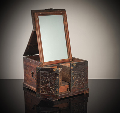 <b>Kosmetiktruhe mit aufklappbarem Spiegel und mehreren Schüben mit 'Shou'-Reliefdekor</b> <b>Kosmetiktruhe mit aufklappbarem Spiegel und mehreren Schüben mit 'Shou'-Reliefdekor</b>