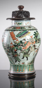 <b>Schultervase aus Porzellan mit 'Famille verte'-Figurendekor und Metallmontierung</b>