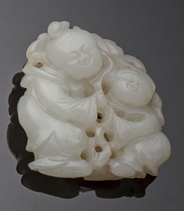 <b>Kleine Jadeschnitzerei zweier lachender Kinder</b> <b>Kleine Jadeschnitzerei zweier lachender Kinder</b>