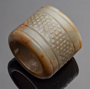 <b>Bogenschützenring aus Jade</b> <b>Bogenschützenring aus Jade</b>