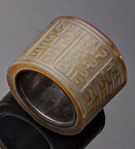 <b>Bogenschützenring aus Jade mit Metall-Einlage</b> <b>Bogenschützenring aus Jade mit Metall-Einlage</b>