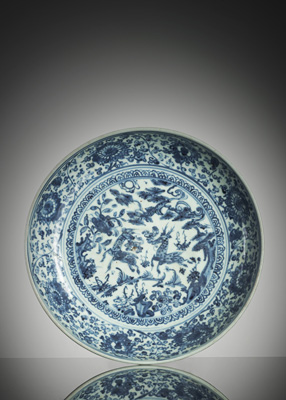 <b>Teller aus Porzellan mit unterglasurblauem Dekor springender Hirsche</b> <b>Teller aus Porzellan mit unterglasurblauem Dekor springender Hirsche</b>