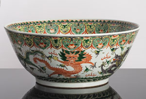 <b>Große Punschschale aus Porzellan mit 'Wucai'-Drachendekor</b>