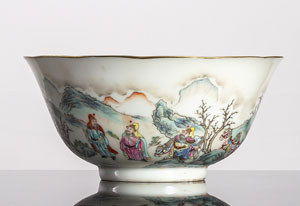 <b>Leicht blütenförmige Schale aus Porzellan mit 'Famille rose'-Figuren- und -Landschaftsdekor</b>