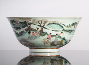 <b>Schale aus Porzellan mit 'Famille rose'-Dekor von Damen in einer Gartenlandschaft</b>