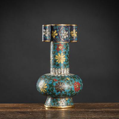 <b>Kleine Cloisonné-Vase für das Pfeilspiel mit Floraldekor 'Touhu'</b>