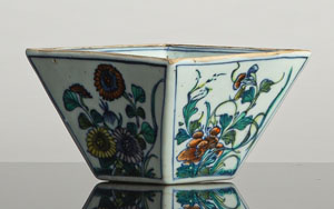 <b>Konische quadratische Schale mit 'doucai'-Dekor der Blumen der vier Jahreszeiten</b> <b>Konische quadratische Schale mit 'doucai'-Dekor der Blumen der vier Jahreszeiten</b>