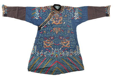 <b>Blaue bestickte Drachenrobe mit Untergewändern und einem Winterhut</b> <b>Blaue bestickte Drachenrobe mit Untergewändern und einem Winterhut</b>
