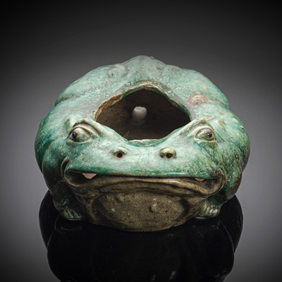 <b>Großer Pinselwascher in Form eines Frosches mit grüner Glasur aus Shiwan-Ware, Holzstand</b>