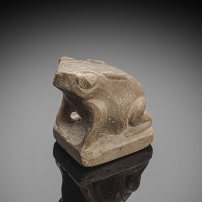 <b>Steinfigur eines sitzenden Frosches</b>