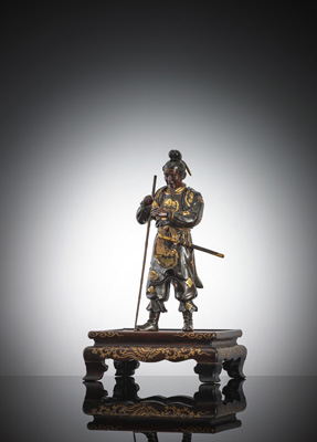 <b>Miyao-Bronze eines stehenden Samurai als Angler, eine Fisch in den Händen haltend, Holzsockel mit Goldlack-Dekor</b>