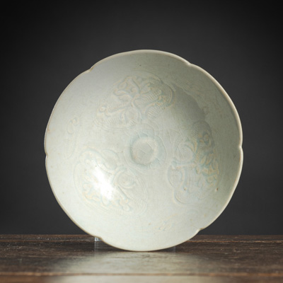 <b>Blütenförmige Schale mit 'Qingbai'-Glasur</b>