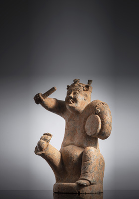 <b>Tonfigur eines Trommlers mit Resten von Bemalung</b> <b>Tonfigur eines Trommlers mit Resten von Bemalung</b>